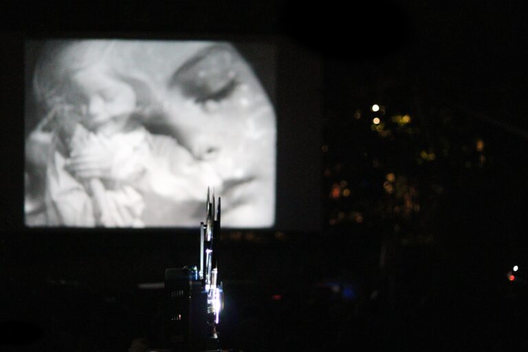 Scopri di più sull'articolo Ways of seeing, Visioni nel buio | Proiezione 16mm sonorizzata